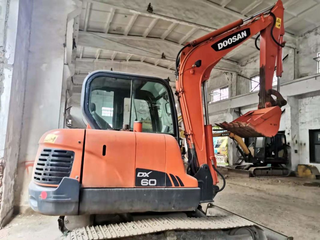 6トンの作業準備ができていて,経験豊富な 韓国から輸入された DOOSAN DX60 状態良好です.