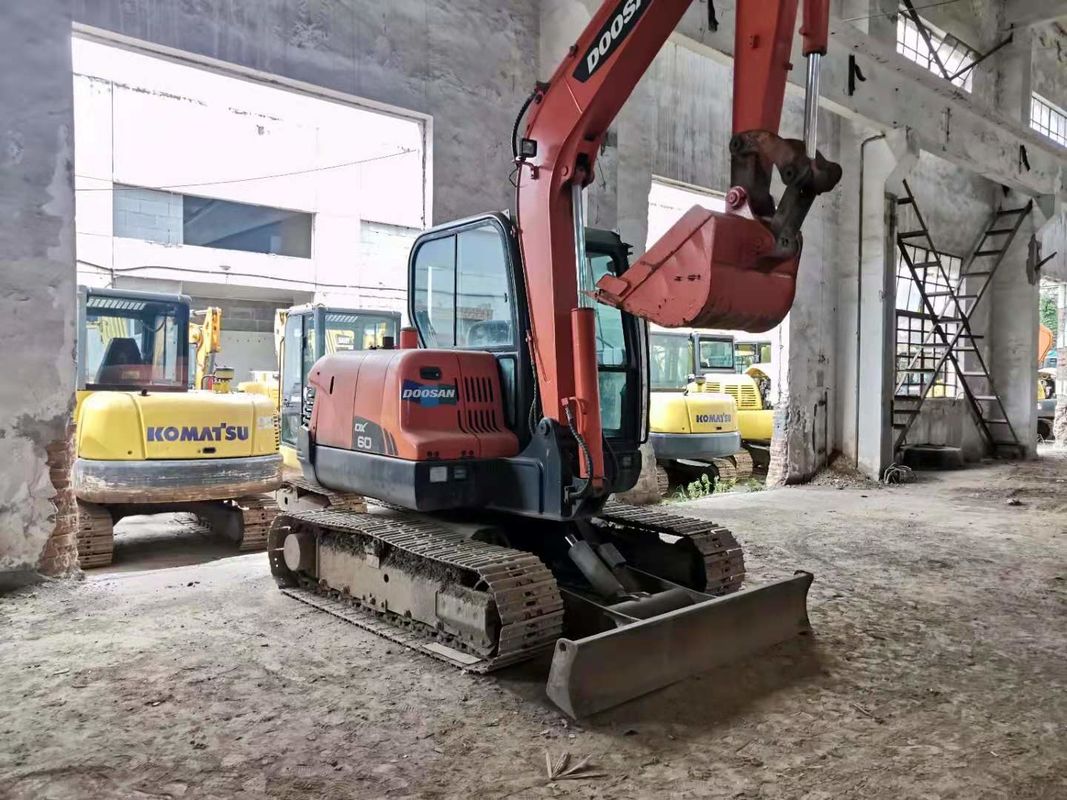 6トンの作業準備ができていて,経験豊富な 韓国から輸入された DOOSAN DX60 状態良好です.