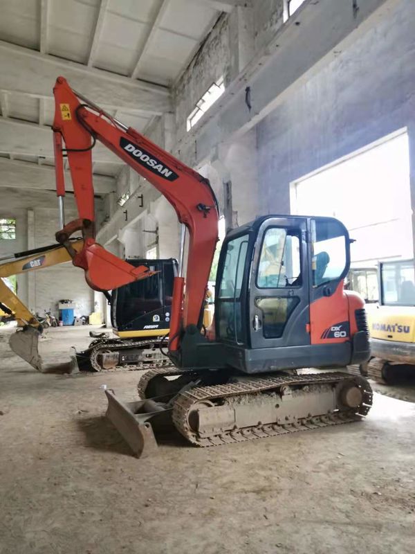 6トンの作業準備ができていて,経験豊富な 韓国から輸入された DOOSAN DX60 状態良好です.