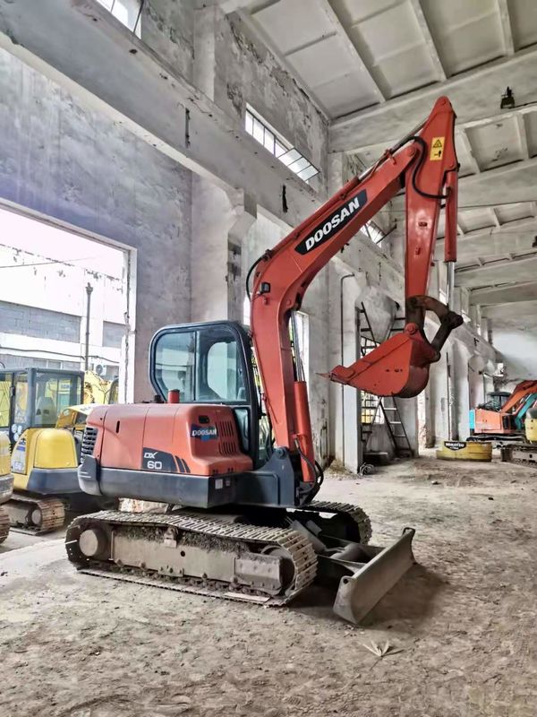 6トンの作業準備ができていて,経験豊富な 韓国から輸入された DOOSAN DX60 状態良好です.