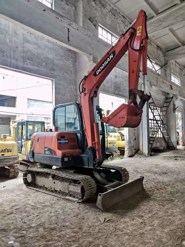 6トンの作業準備ができていて,経験豊富な 韓国から輸入された DOOSAN DX60 状態良好です.