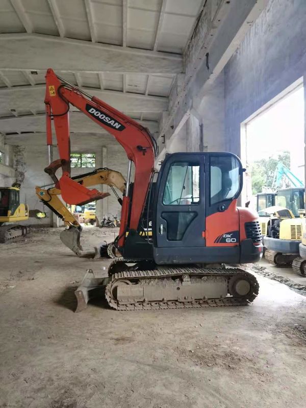 6トンの作業準備ができていて,経験豊富な 韓国から輸入された DOOSAN DX60 状態良好です.