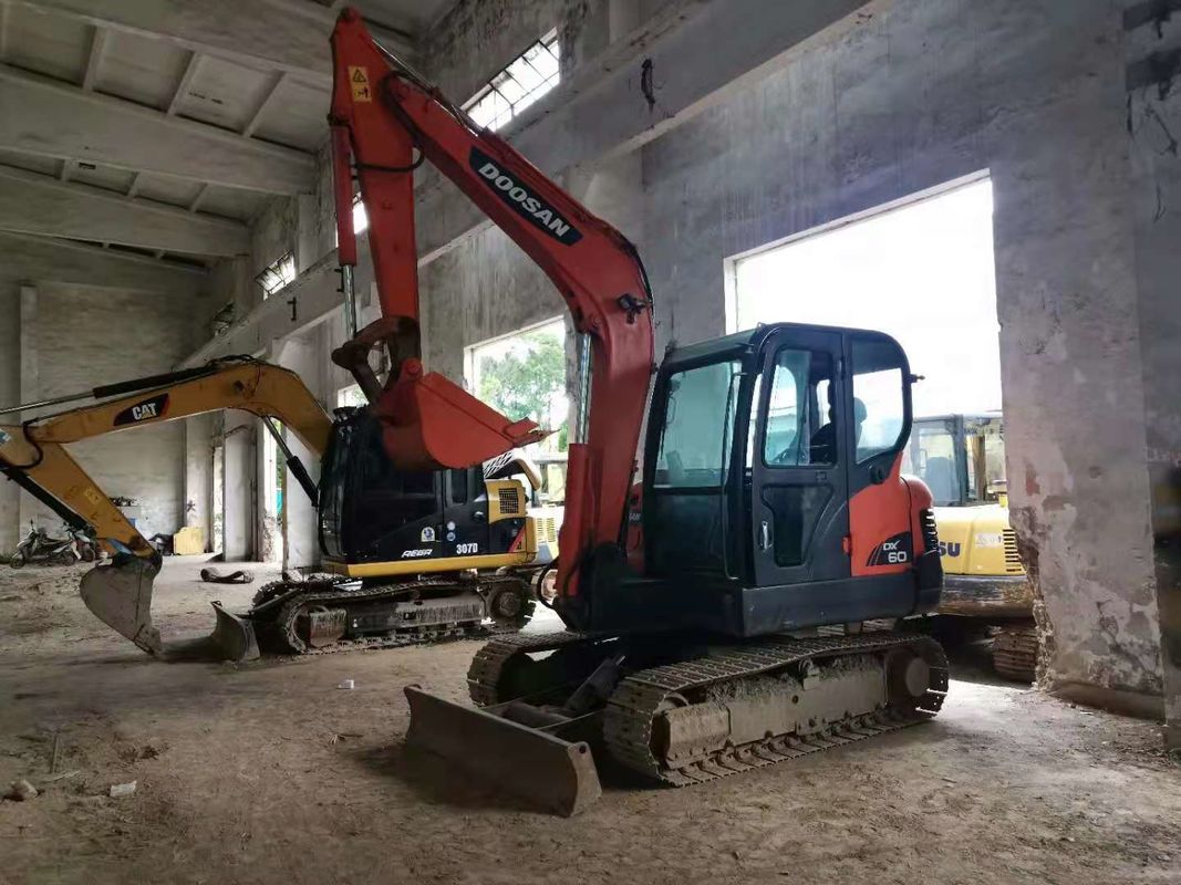 6トンの作業準備ができていて,経験豊富な 韓国から輸入された DOOSAN DX60 状態良好です.