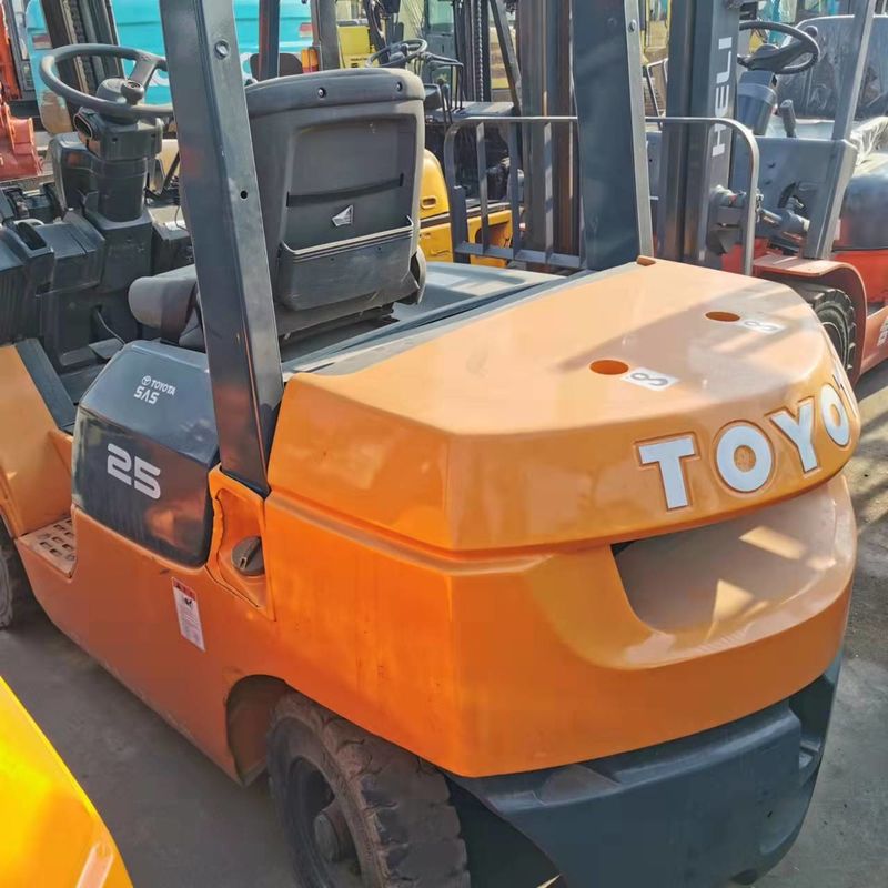 日本 コンパクト電気フォークリフトTOYOTA 2.5 トンフォークリフト エンジンのパワー