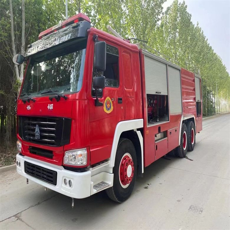 状態は良さ 赤いディーゼル燃料 ホウオ消防車 16cbm マニュアルトランスミッション