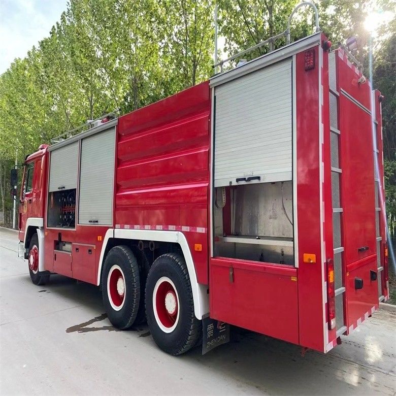 状態は良さ 赤いディーゼル燃料 ホウオ消防車 16cbm マニュアルトランスミッション