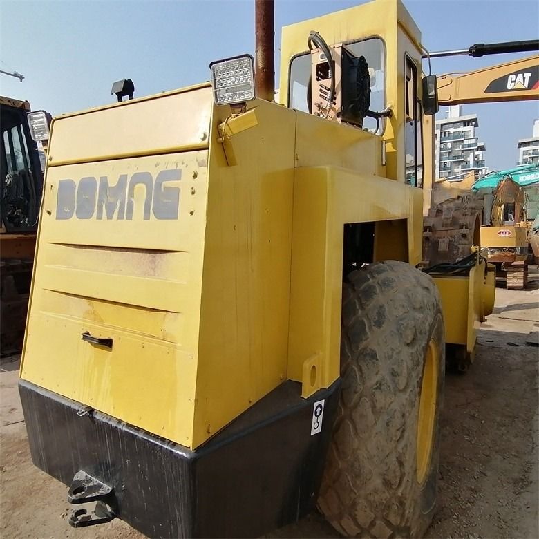 ディーゼルエンジンの道路舗装 ボマグ BW217D-2 中古 シングルドラム 羊足 水力道路ローラー
