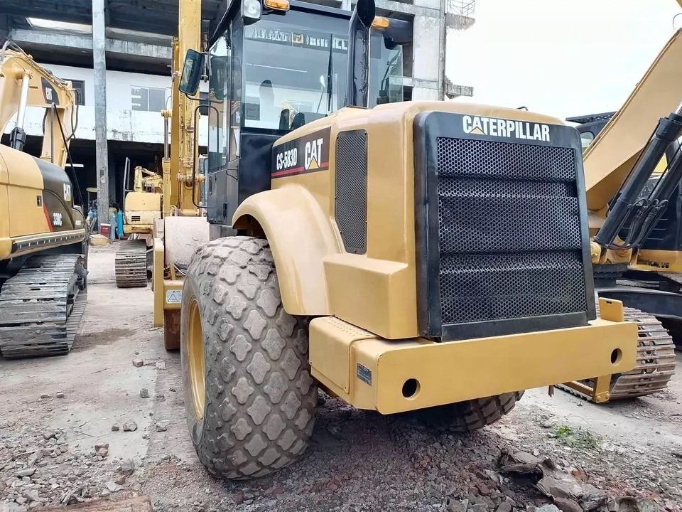 良い状態 CAT CS-583D オリジナルスペアパーツ付きの振動式単体ドラムロードローラー