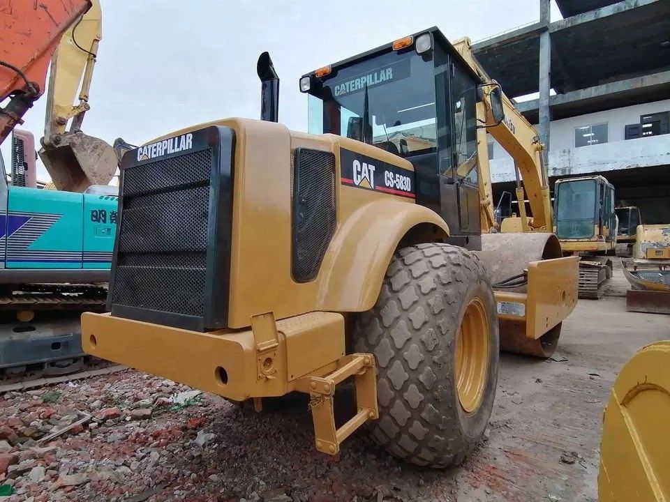 良い状態 CAT CS-583D オリジナルスペアパーツ付きの振動式単体ドラムロードローラー