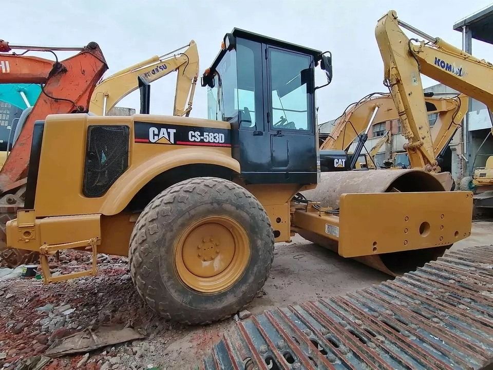 良い状態 CAT CS-583D オリジナルスペアパーツ付きの振動式単体ドラムロードローラー