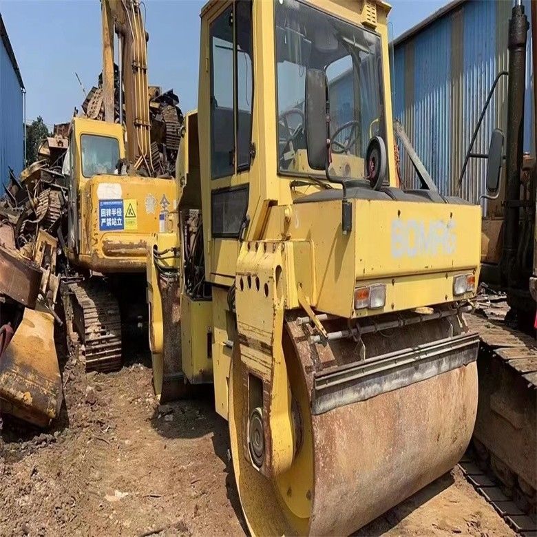 10 トンの作業重量使用されたBOMAG BW 202 AHD-2ロードローラーと性能保証