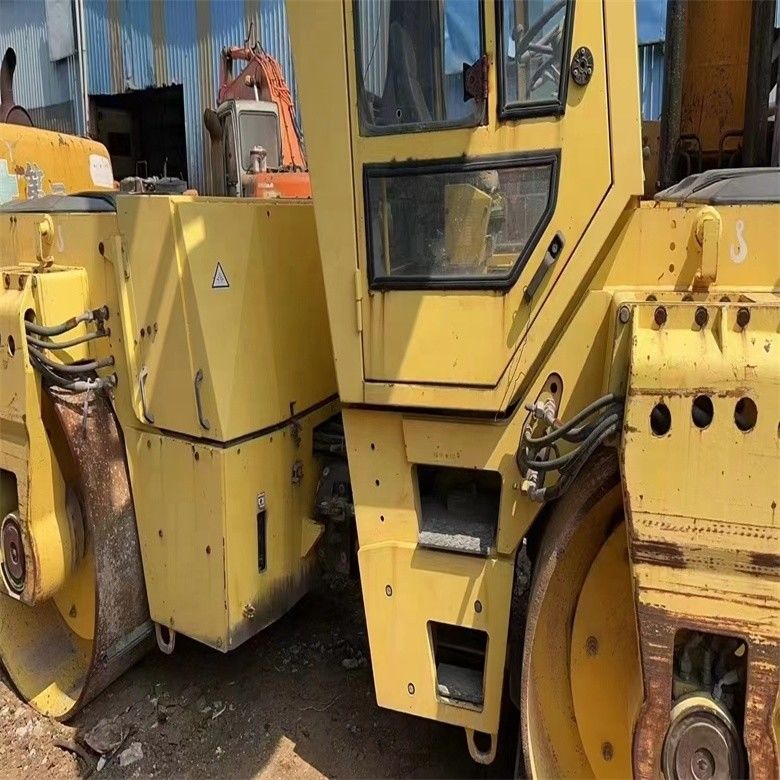 10 トンの作業重量使用されたBOMAG BW 202 AHD-2ロードローラーと性能保証