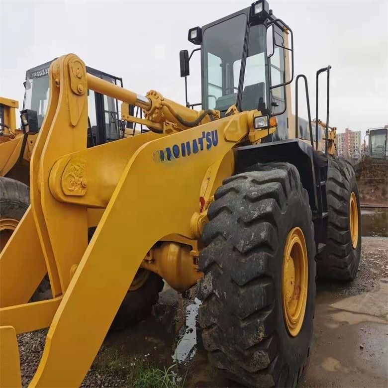 日本から7トンの名乗荷重と11Lの排気量を持つ高性能コマツーWA470-3ロード機