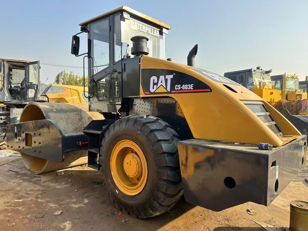 使用済み CAT CS-683E 振動式ロールコンパクター 1.8 mm 幅 134 kW エンジンパワー
