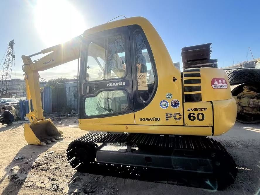 中古のKOMATSU クローラー掘削機 PC60-7 中古のKOMATSU PC60-7 トラック掘削機 掘削設備