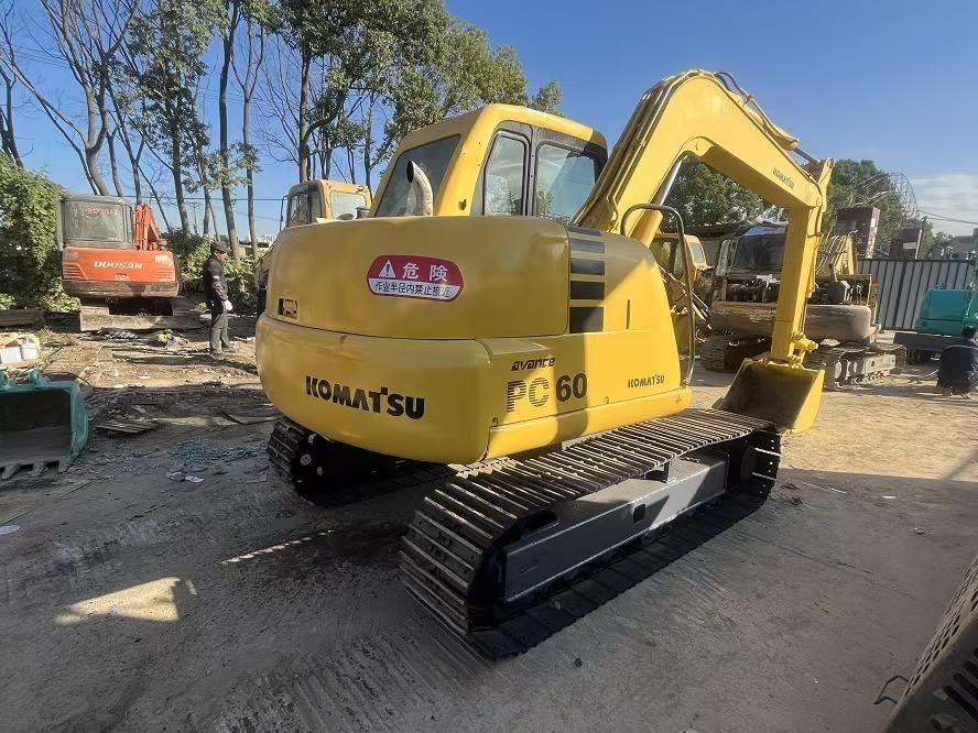 中古のKOMATSU クローラー掘削機 PC60-7 中古のKOMATSU PC60-7 トラック掘削機 掘削設備